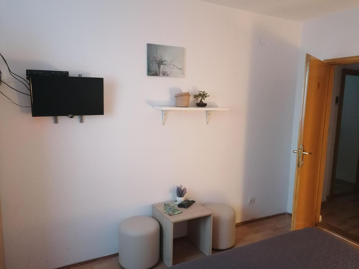 Apartment And Rooms Nevenka Poljanak Bagian luar foto